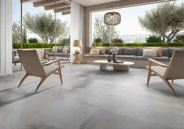 Exterior con azulejos efecto piedra en tonos neutros, colección Solange de Colorker