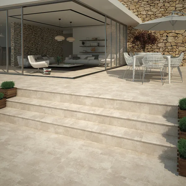 Exterior con azulejos efecto piedra en tonos cálidos, colección Stone abu de New Tiles