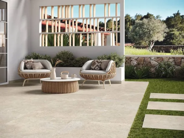 Exterior con azulejos efecto piedra, colección Stoneland de Baldocer