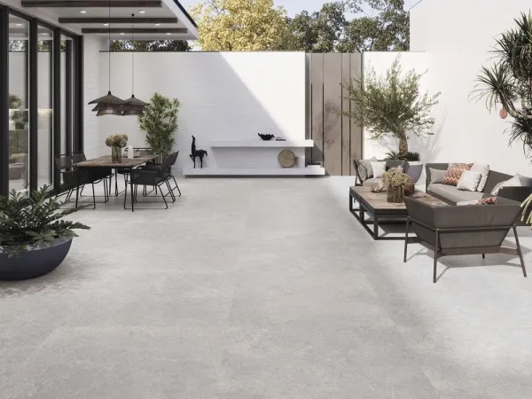 Exterior con azulejos efecto piedra en tonos neutros, colección Stoneland de Baldocer
