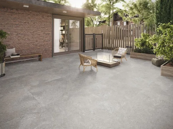 Exterior con azulejos efecto piedra en tonos neutros, colección Stoneland de Baldocer