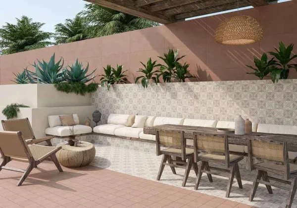 Exterior con azulejos efecto piedra en tonos cálidos, colección Sunset small de Durstone