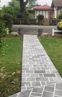Exterior con azulejos efecto piedra, colección Tech geo de Natucer