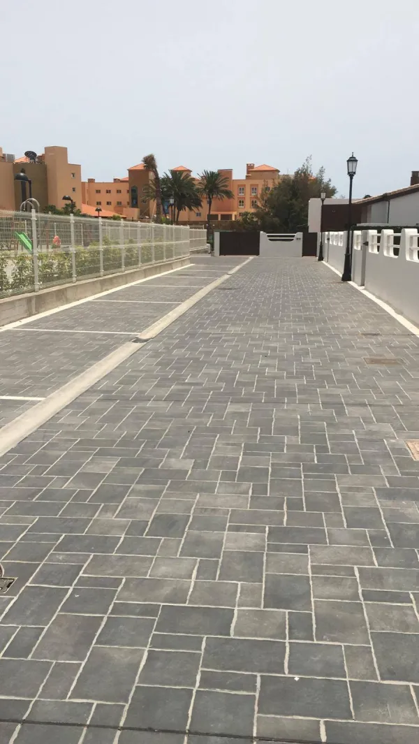 Exterior con azulejos efecto piedra en tonos neutros, colección Tech geo de Natucer