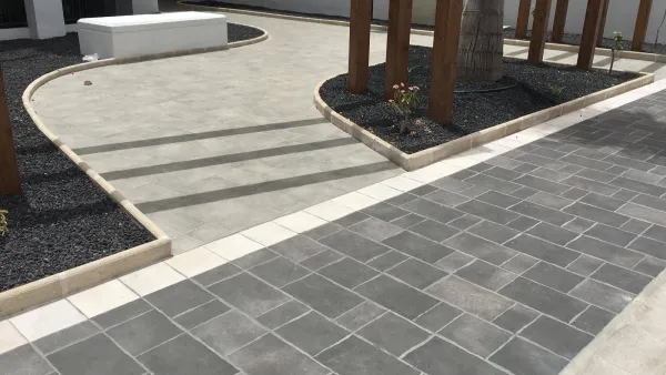 Exterior con azulejos efecto piedra en tonos neutros, colección Tech geo de Natucer