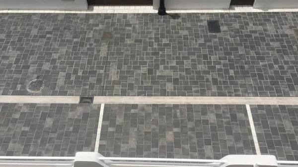 Exterior con azulejos efecto piedra en tonos neutros, colección Tech geo de Natucer