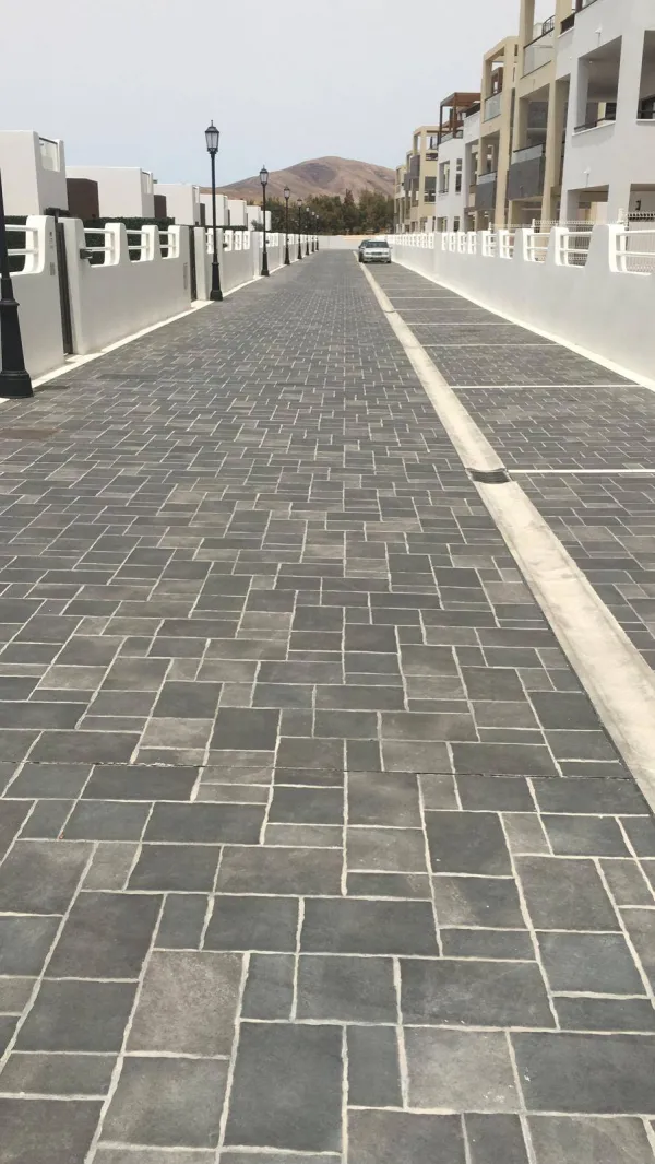 Exterior con azulejos efecto piedra en tonos neutros, colección Tech geo de Natucer
