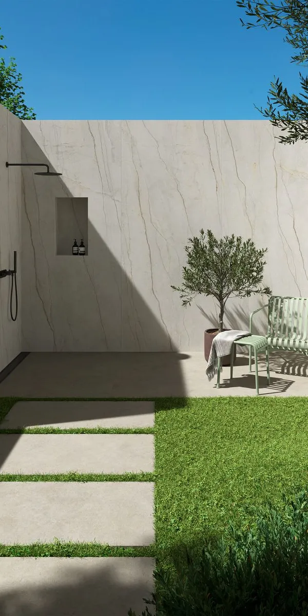 Exterior con azulejos efecto piedra, colección Tivoli de Marazzi