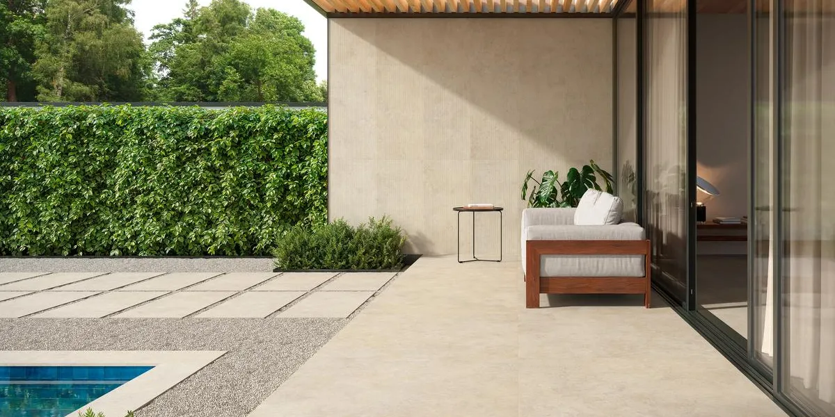 Exterior con azulejos efecto piedra en tonos cálidos, colección Tivoli de Marazzi