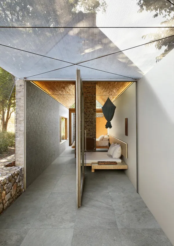 Exterior con azulejos efecto piedra en tonos neutros, colección Uniche de Marazzi