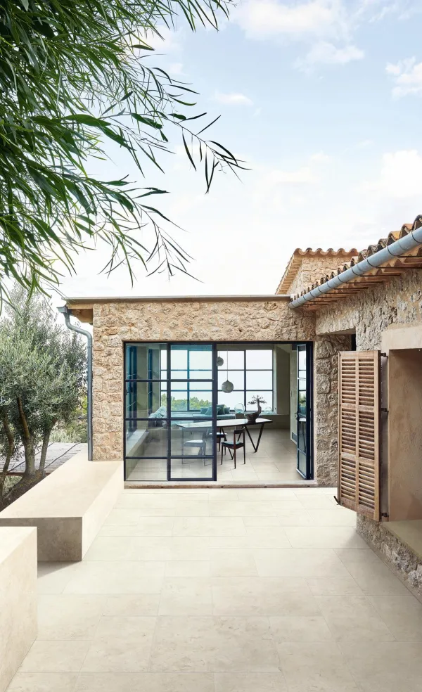 Exterior con azulejos efecto piedra, colección Uniche de Marazzi