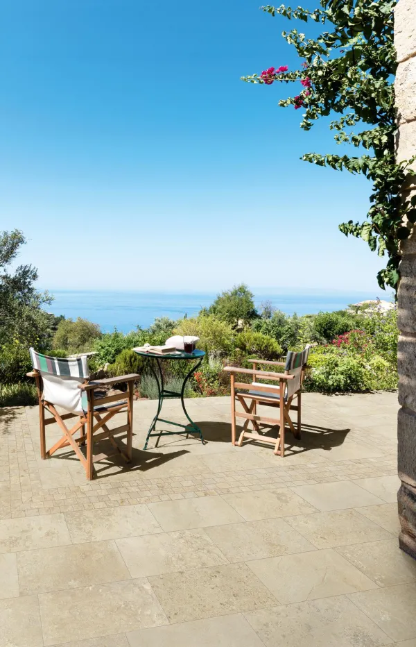 Exterior con azulejos efecto piedra, colección Uniche de Marazzi