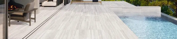 Exterior con azulejos efecto piedra en tonos neutros, colección Veincut de Mayor