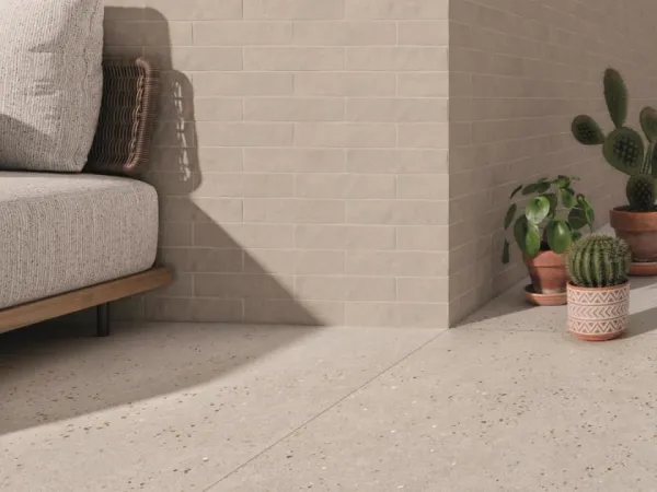 Exterior con azulejos efecto terrazo en tonos cálidos, colección Sensa de Harmony