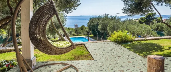Exterior con azulejos efecto terrazo en tonos fríos, colección Terrazo de Mayolica