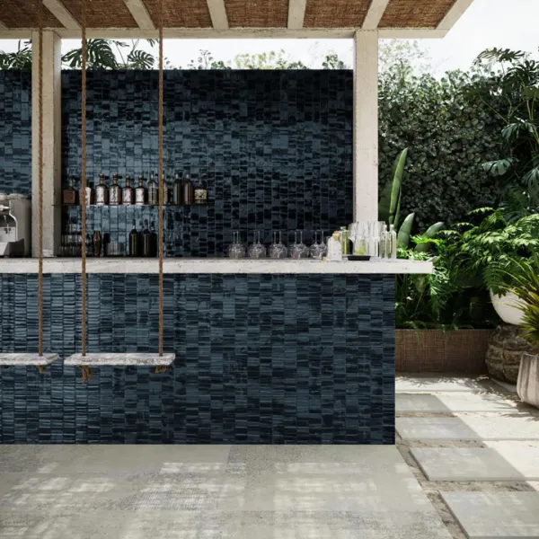 Exterior con azulejos efecto textil en tonos fríos, colección Bohemian de Aparici