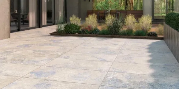 Exterior con azulejos efecto textil, colección Emotion de Apavisa