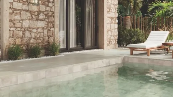 Piscina con azulejos efecto barro, colección Antico casale de Ape