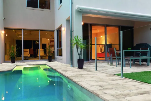 Piscina con azulejos efecto barro en tonos fríos, colección Boston de Natucer