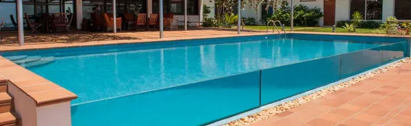Piscina con azulejos efecto barro en tonos fríos, colección Breda de Gres de Breda