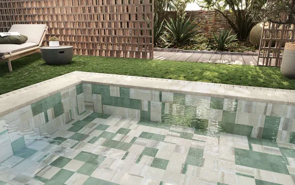Piscina con azulejos efecto barro en tonos fríos, colección Matter de ZYX