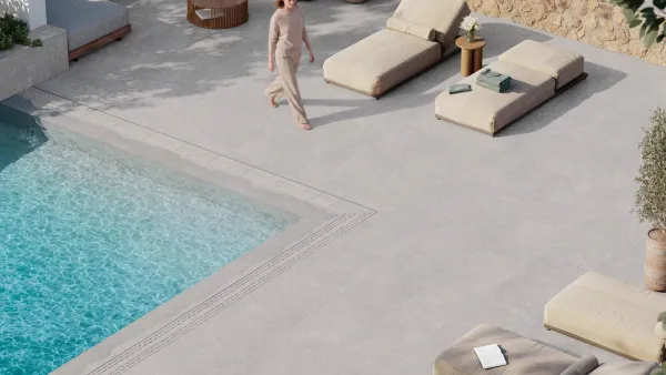 Piscina con azulejos efecto cemento en tonos neutros, colección Valterra de Mayor