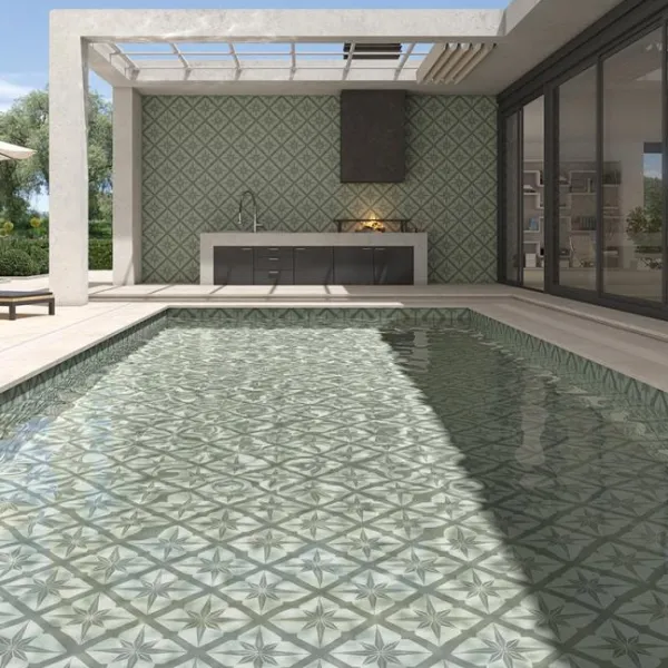 Piscina con azulejos efecto hidráulico en tonos fríos, colección Bali de Vives