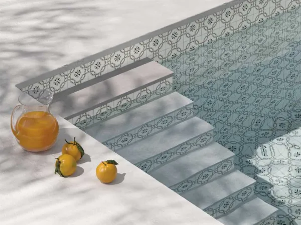 Piscina con azulejos efecto hidráulico en tonos fríos, colección Tanger de Harmony