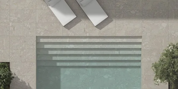 Piscina con azulejos efecto mármol en tonos neutros, colección Ashen de Apavisa