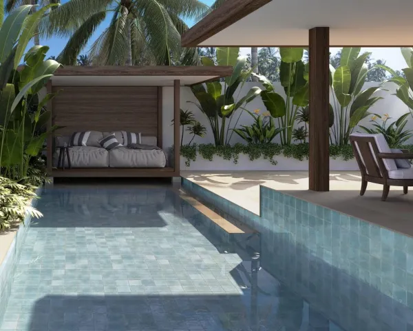 Piscina con azulejos efecto monocolor en tonos fríos, colección Agadir de Dune