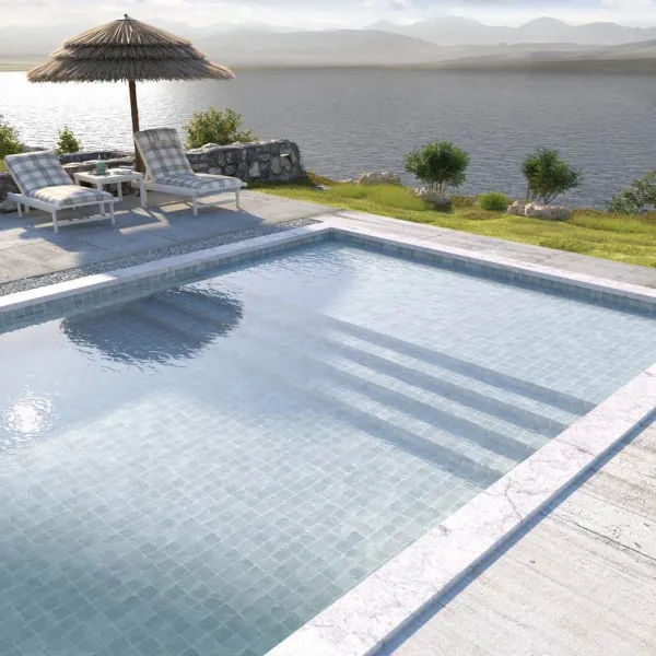 Piscina con azulejos efecto monocolor en tonos fríos, colección Argile de Equipe