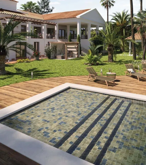 Piscina con azulejos efecto monocolor en tonos fríos, colección Argile de Equipe
