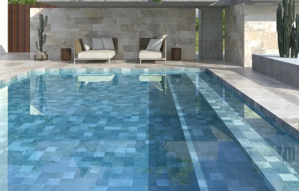 Piscina con azulejos efecto monocolor en tonos fríos, colección Bali de Dune