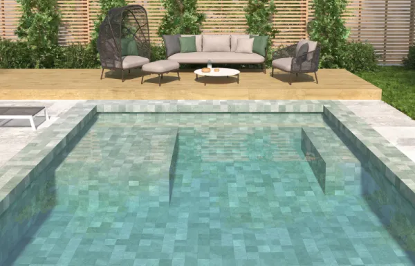 Piscina con azulejos efecto monocolor en tonos fríos, colección Bali de Dune