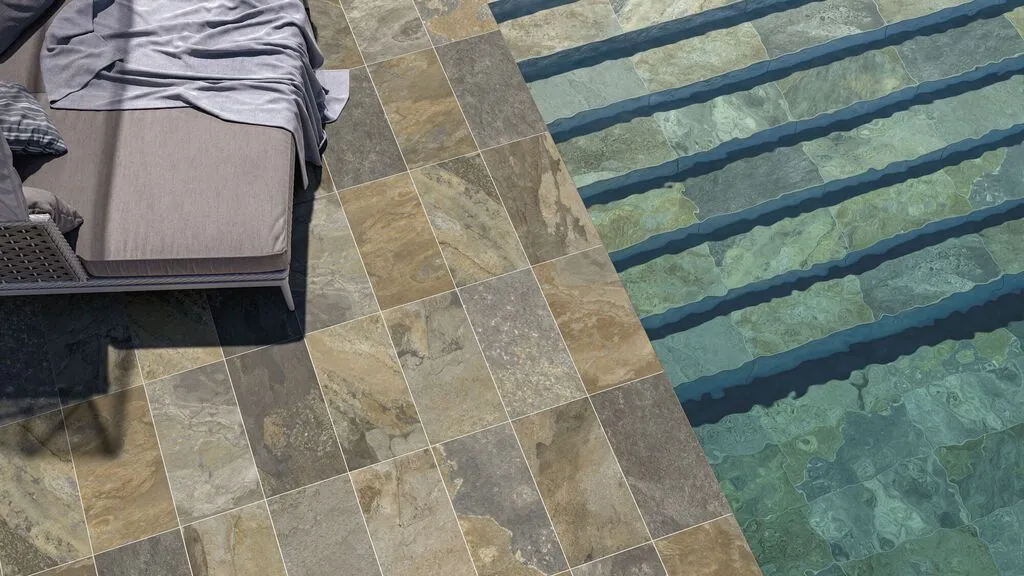 Piscina con azulejos efecto monocolor en tonos fríos, colección Bali de Equipe