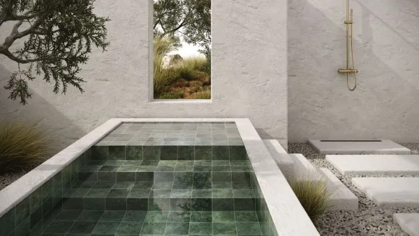 Piscina con azulejos efecto monocolor, colección Bali de Equipe