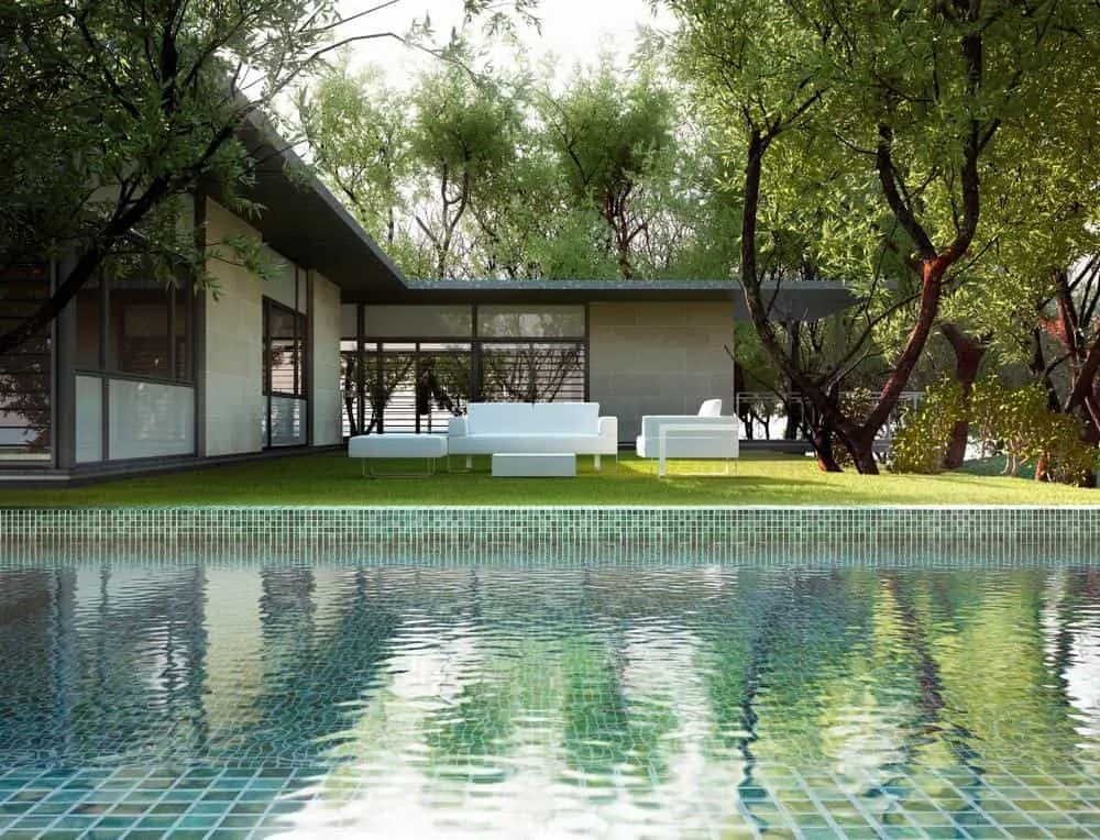 Piscina con azulejos efecto monocolor en tonos fríos, colección Bora de Togama