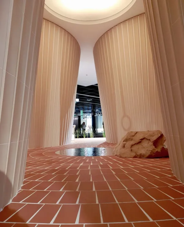 Piscina con azulejos efecto monocolor en tonos cálidos, colección Bow de Harmony