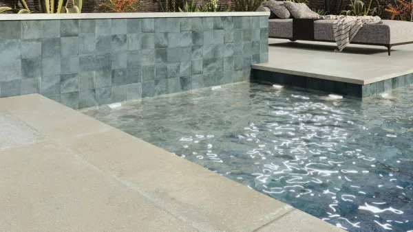 Piscina con azulejos efecto monocolor en tonos fríos, colección Capri de Ape