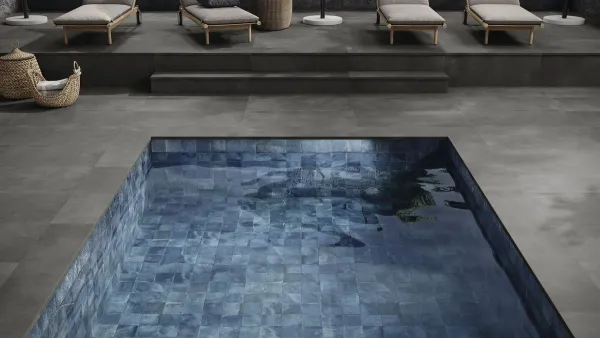 Piscina con azulejos efecto monocolor en tonos fríos, colección Capri de Ape
