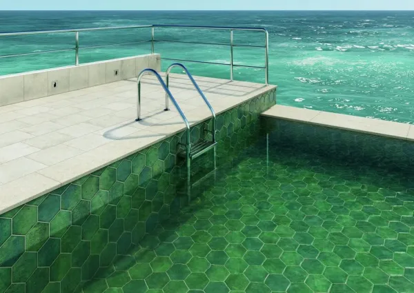 Piscina con azulejos efecto monocolor en tonos fríos, colección Capri de Natucer