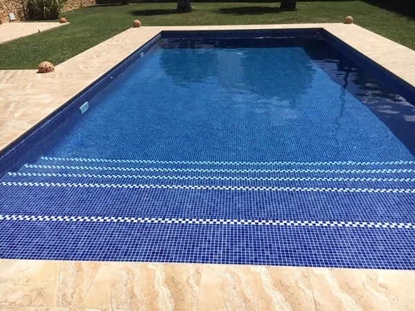 Piscina con azulejos efecto monocolor en tonos fríos, colección Genuine de Squamers