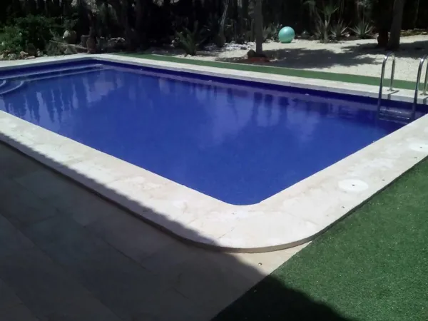 Piscina con azulejos efecto monocolor en tonos fríos, colección Genuine de Squamers