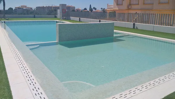 Piscina con azulejos efecto monocolor en tonos fríos, colección Genuine de Squamers