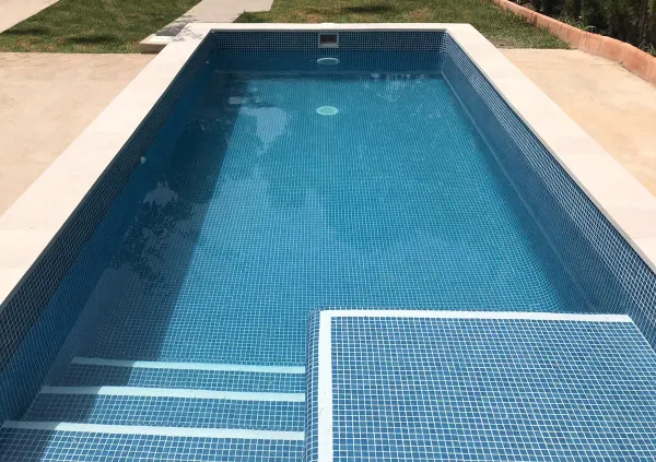 Piscina con azulejos efecto monocolor en tonos fríos, colección Genuine de Squamers