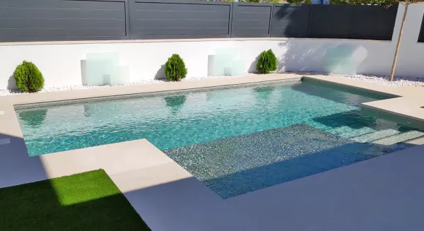 Piscina con azulejos efecto monocolor en tonos fríos, colección Genuine de Squamers