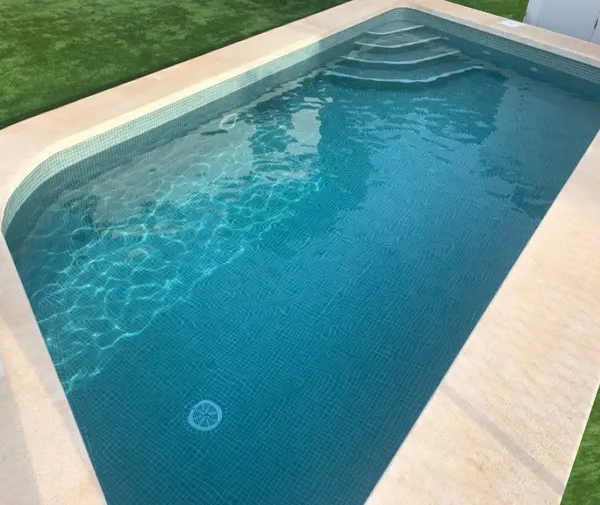 Piscina con azulejos efecto monocolor en tonos fríos, colección Genuine de Squamers
