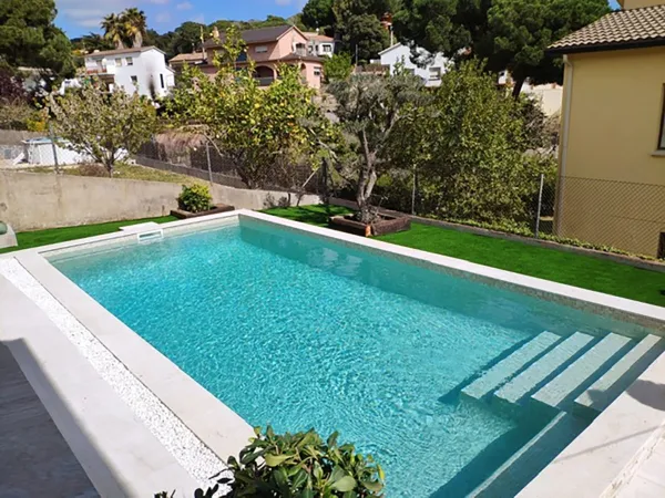 Piscina con azulejos efecto monocolor en tonos fríos, colección Genuine de Squamers