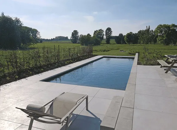 Piscina con azulejos efecto monocolor en tonos fríos, colección Genuine de Squamers