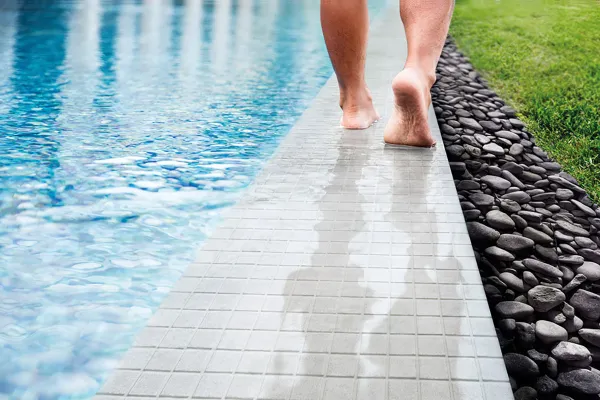 Piscina con azulejos efecto monocolor en tonos fríos, colección Genuine de Squamers